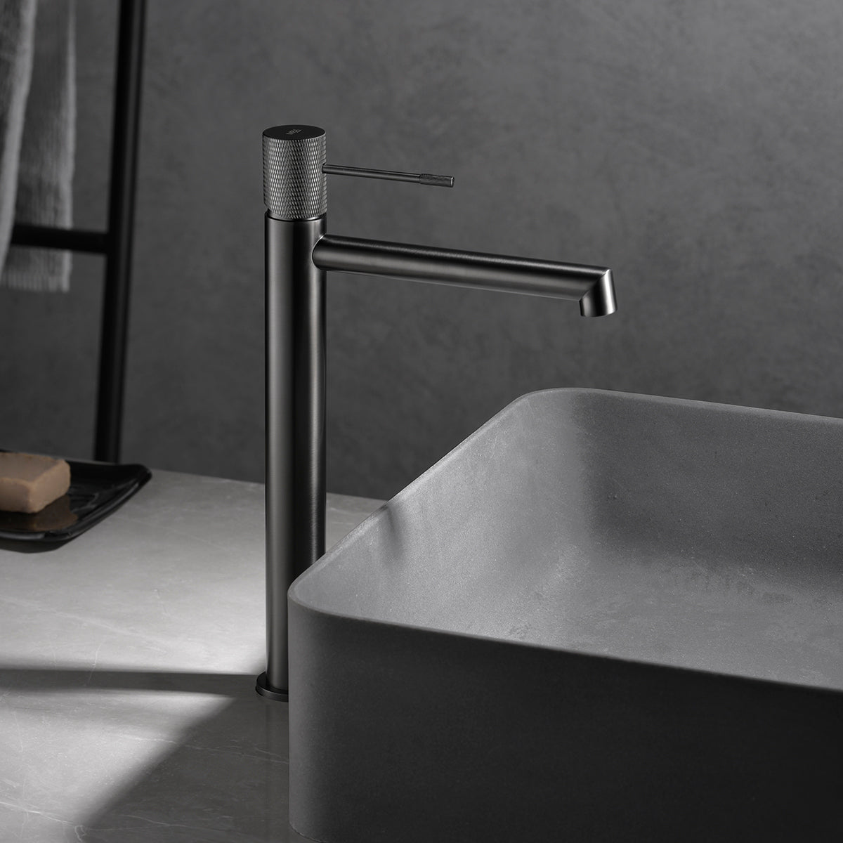 Eengreepswastafelkraan met hoge uitloop Line black gun metal