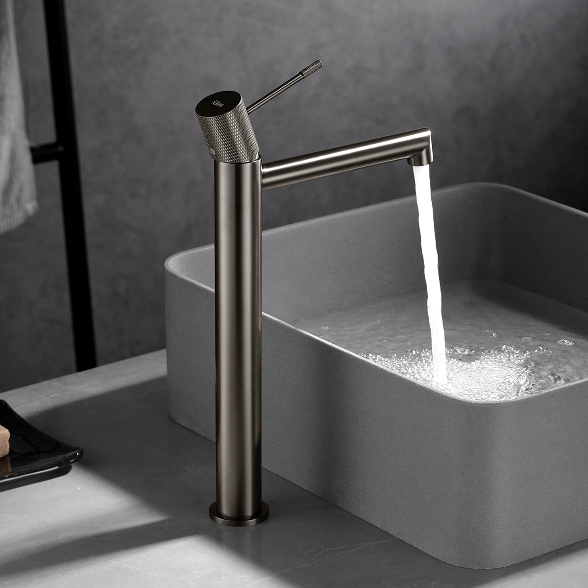 Eengreeps wastafelmengkraan hoge uitloop Line geborsteld nikkel