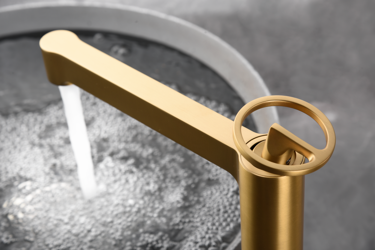 Eengreeps wastafelmengkraan met hoge uitloop Olimpo geborsteld goud